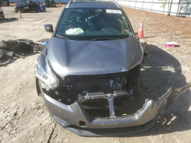 3N1CP5CU8JL524122 - 2018 NISSAN KICKS S SILVER photo 5