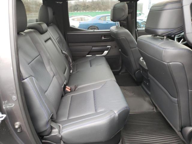 5TFNA5ABXPX022315 - 2023 TOYOTA TUNDRA CREWMAX PLATINUM Grau Foto 10