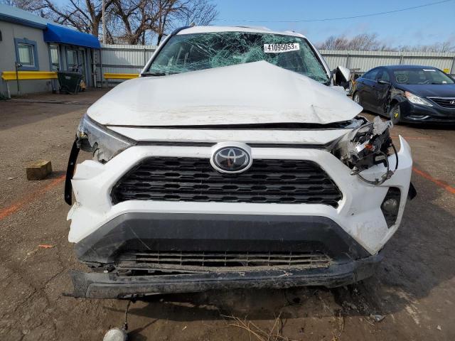 2T3A1RFV1KC051452 - 2019 TOYOTA RAV4 XLE PREMIUM WHITE photo 5