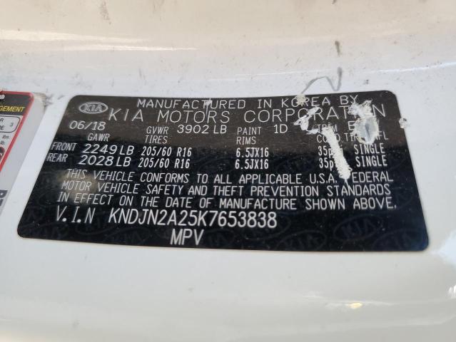 KNDJN2A25K7653838 - 2019 KIA SOUL WHITE photo 13