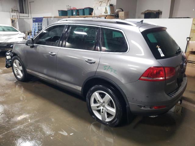 WVGEF9BP1DD002451 - 2013 VOLKSWAGEN TOUAREG V6 GRAY photo 2