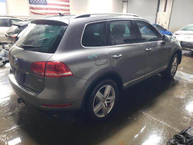 WVGEF9BP1DD002451 - 2013 VOLKSWAGEN TOUAREG V6 GRAY photo 3