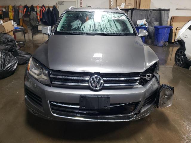 WVGEF9BP1DD002451 - 2013 VOLKSWAGEN TOUAREG V6 GRAY photo 5