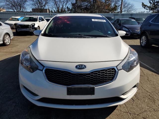 KNAFK4A62G5496167 - 2016 KIA FORTE LX WHITE photo 5