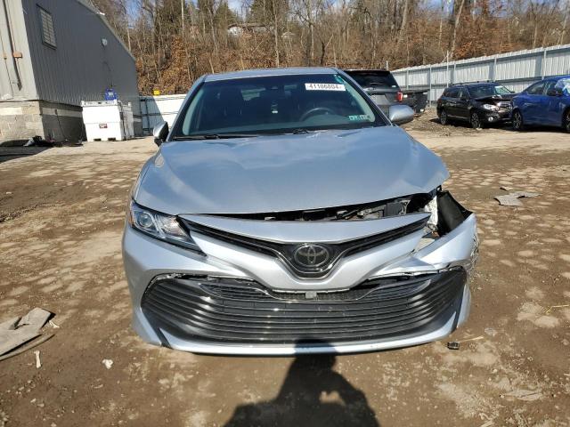 4T1B11HK5JU100666 - 2018 TOYOTA CAMRY L SILVER photo 5