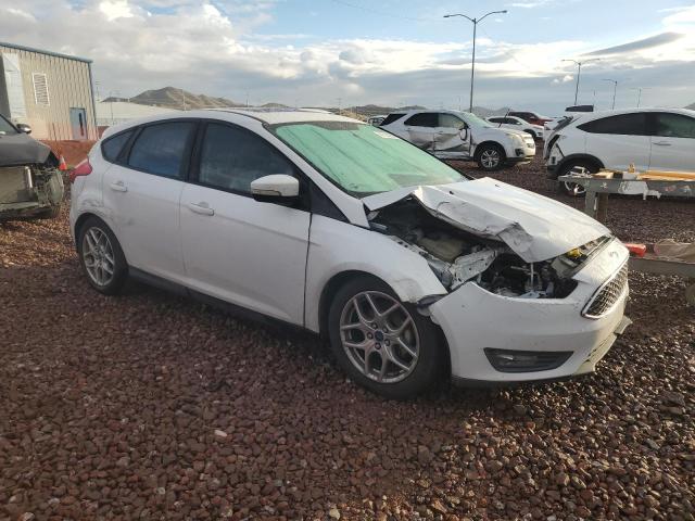 1FADP3K20FL327217 - 2015 FORD FOCUS SE WHITE photo 4