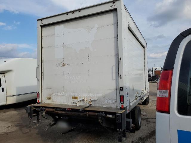 1HA6GUCG8JN009678 - 2018 CHEVROLET EXPRESS G4 WHITE photo 3