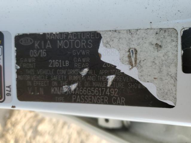 KNAFK4A66G5617492 - 2016 KIA FORTE LX WHITE photo 12