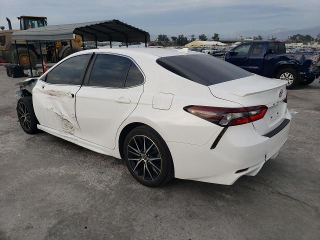 4T1G11AK8MU560876 - 2021 TOYOTA CAMRY SE WHITE photo 2