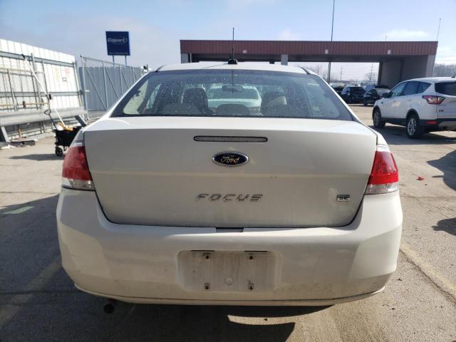 1FAHP3FN0AW273639 - 2010 FORD FOCUS SE WHITE photo 6