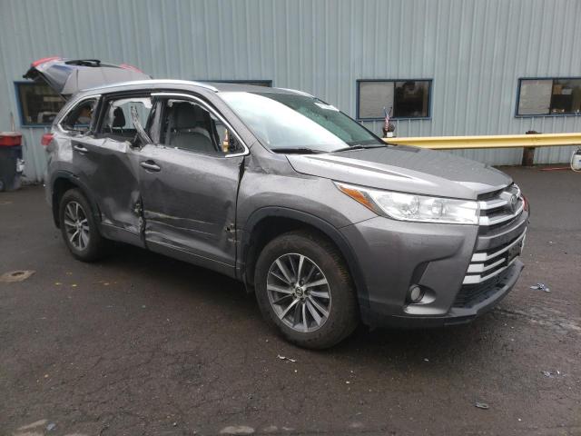 5TDJZRFH3JS886163 - 2018 TOYOTA HIGHLANDER SE GRAY photo 4