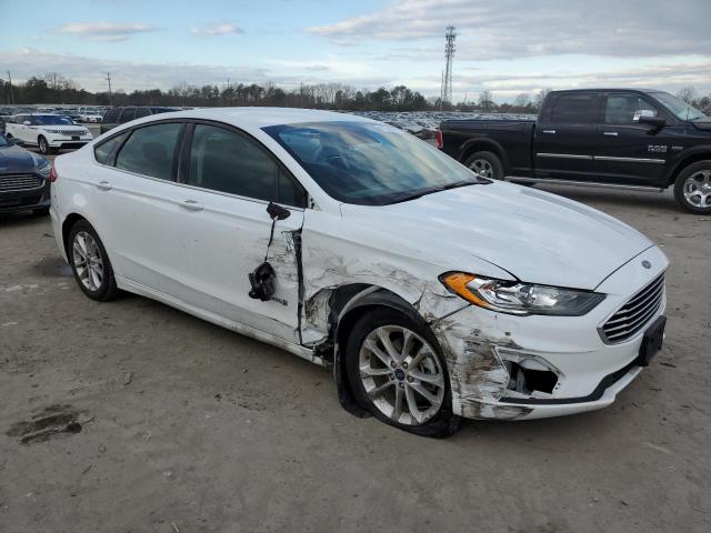 3FA6P0LUXKR261780 - 2019 FORD FUSION SE WHITE photo 4