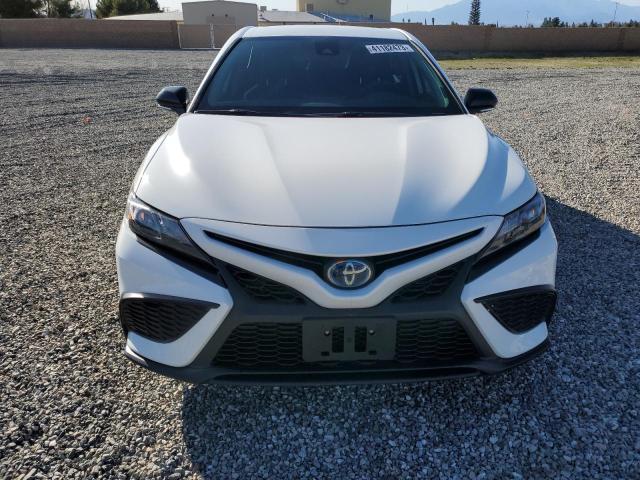 4T1G31AK7PU047441 - 2023 TOYOTA CAMRY SE NIGHT SHADE WHITE photo 5