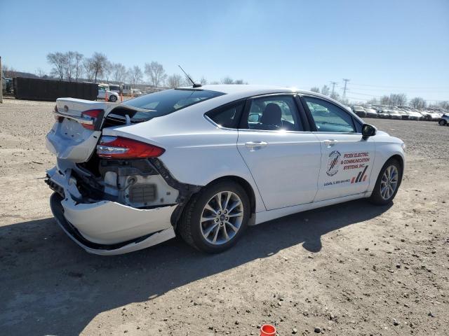 3FA6P0H72HR415085 - 2017 FORD FUSION SE WHITE photo 3