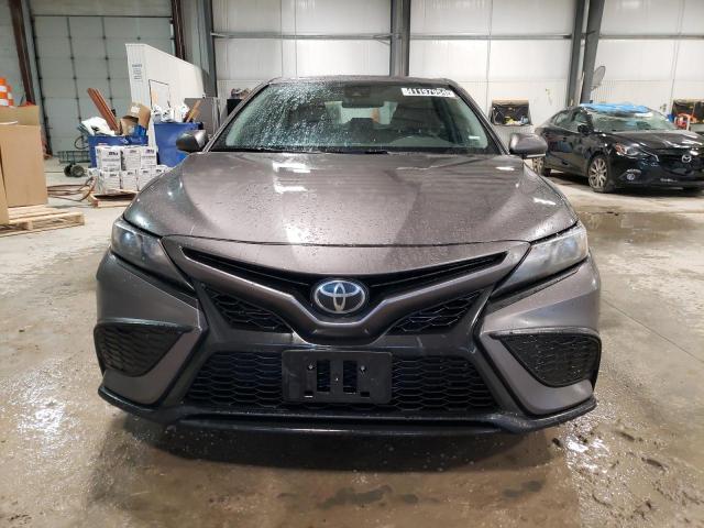 4T1G11AK6NU709156 - 2022 TOYOTA CAMRY SE GRAY photo 5