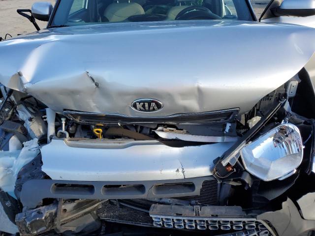 KNDJN2A27F7790690 - 2015 KIA SOUL SILVER photo 11