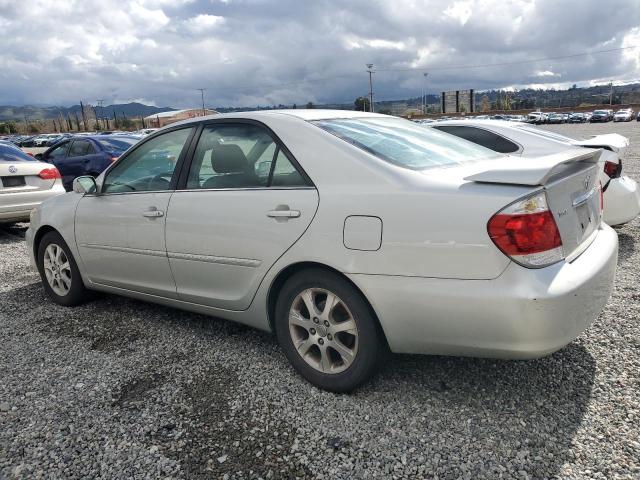 4T1BF32K45U594773 - 2005 TOYOTA CAMRY LE GRAY photo 2