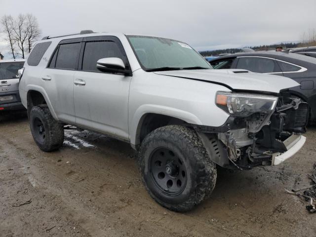 JTEBU5JR9J5587614 - 2018 TOYOTA 4RUNNER SR5/SR5 PREMIUM ვერცხლისფერი ფოტო 4