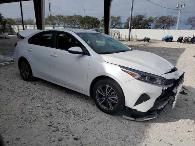 3KPF24AD3PE544491 - 2023 KIA FORTE LX WHITE photo 4