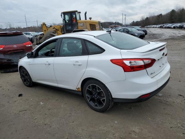 1FAHP3F25CL389431 - 2012 FORD FOCUS SE WHITE photo 2