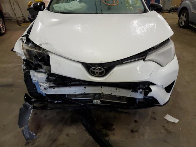 JTMBFREV9JJ177383 - 2018 TOYOTA RAV4 LE WHITE photo 11