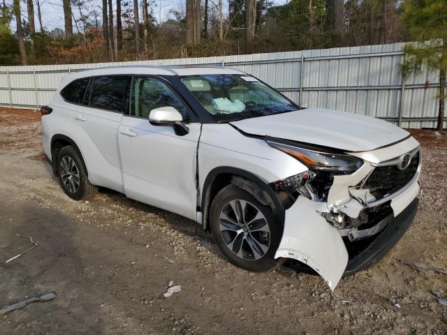 5TDGZRAH4NS134379 - 2022 TOYOTA HIGHLANDER XLE WHITE photo 4