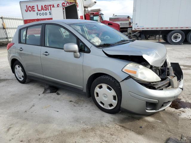 3N1BC13E89L399160 - 2009 NISSAN VERSA S GRAY photo 4