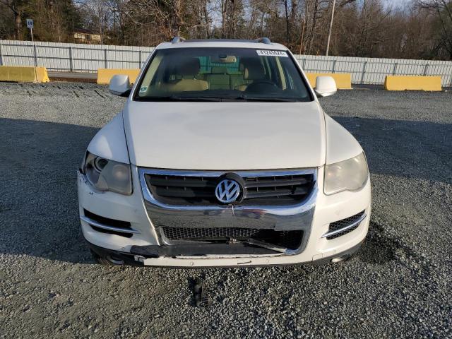 WVGBE77L58D009389 - 2008 VOLKSWAGEN TOUAREG 2 V6 WHITE photo 5