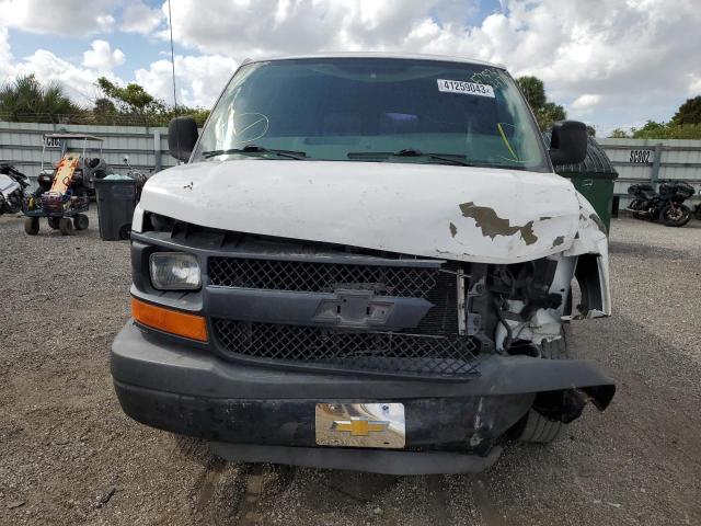 1GCZGFBA9A1155752 - 2010 CHEVROLET G2500 WHITE photo 5