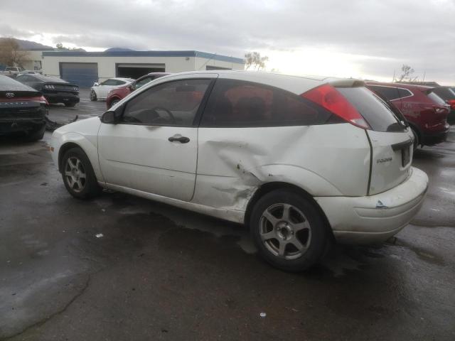 3FAFP31N75R132669 - 2005 FORD FOCUS ZX3 WHITE photo 2