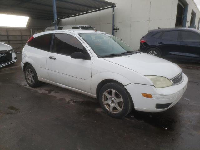 3FAFP31N75R132669 - 2005 FORD FOCUS ZX3 WHITE photo 4