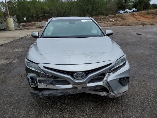 4T1B11HK5JU535767 - 2018 TOYOTA CAMRY L SILVER photo 5