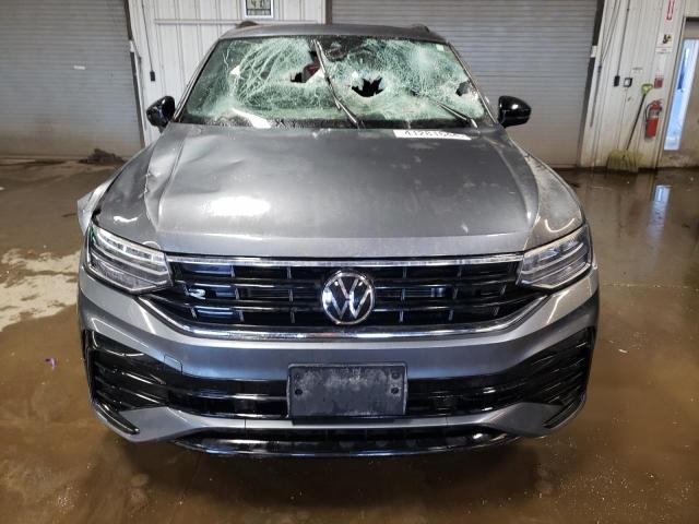 3VV8B7AX1PM026634 - 2023 VOLKSWAGEN TIGUAN SE R-LINE BLACK GRAY photo 5