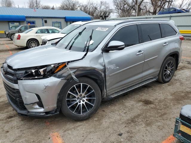 5TDJZRFH2JS553520 - 2018 TOYOTA HIGHLANDER SE SILVER photo 1