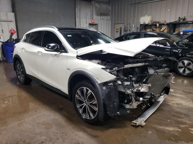 SJKCH5CRXJA053827 - 2018 INFINITI QX30 BASE WHITE photo 4