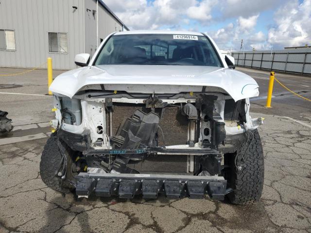 5TFAX5GN1HX074447 - 2017 TOYOTA TACOMA DOUBLE CAB WHITE photo 5