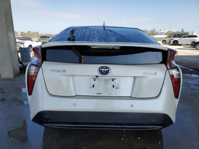 JTDKARFU8J3067658 - 2018 TOYOTA PRIUS WHITE photo 6