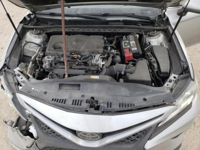 4T1B11HK8JU636088 - 2018 TOYOTA CAMRY L SILVER photo 11