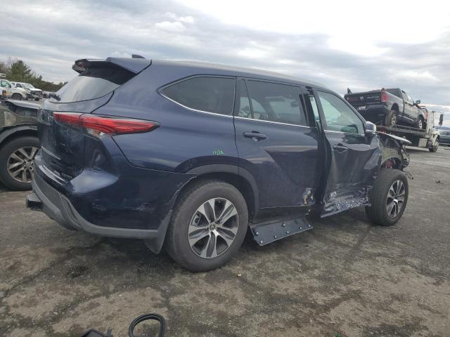 5TDHZRBH0NS582993 - 2022 TOYOTA HIGHLANDER XLE BLUE photo 3