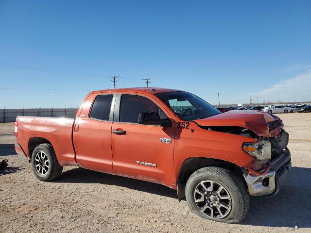 5TFUY5F18JX713521 - 2018 TOYOTA TUNDRA DOUBLE CAB SR/SR5 ORANGE photo 4