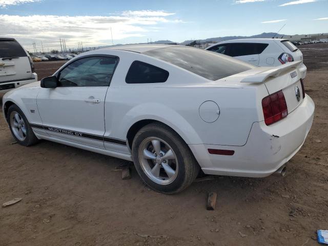 1ZVHT82H585120447 - 2008 FORD MUSTANG GT WHITE photo 2