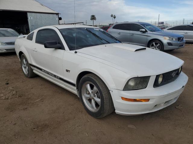 1ZVHT82H585120447 - 2008 FORD MUSTANG GT WHITE photo 4