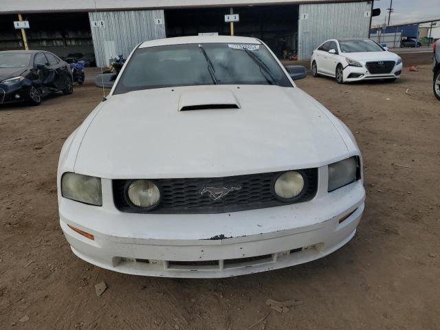 1ZVHT82H585120447 - 2008 FORD MUSTANG GT WHITE photo 5