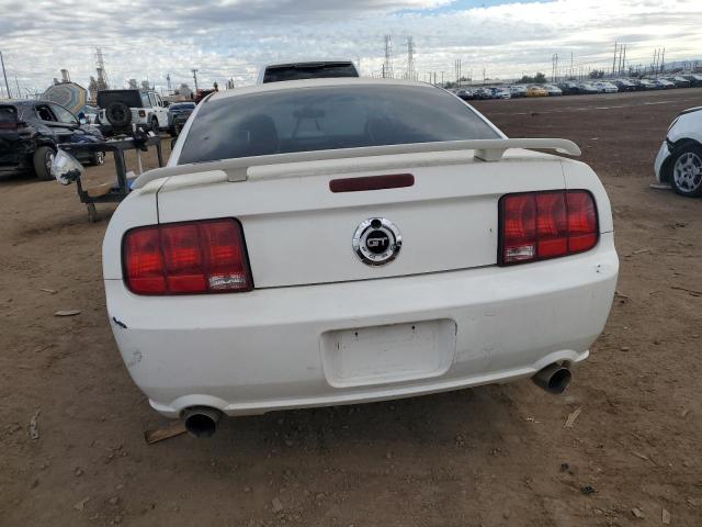 1ZVHT82H585120447 - 2008 FORD MUSTANG GT WHITE photo 6