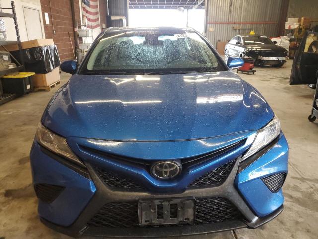 4T1B11HK1JU007191 - 2018 TOYOTA CAMRY L BLUE photo 5