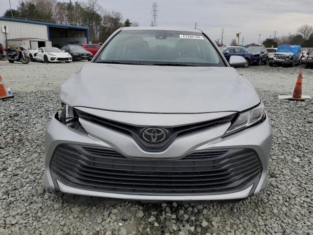 4T1B11HK5JU067698 - 2018 TOYOTA CAMRY L SILVER photo 5