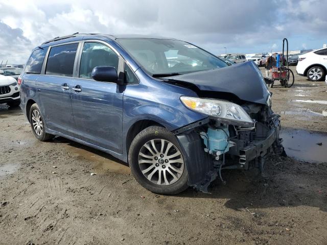 5TDYZ3DCXJS926547 - 2018 TOYOTA SIENNA XLE BLUE photo 4