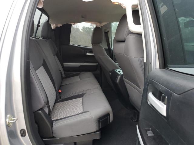 5TFRM5F1XGX109320 - 2016 TOYOTA TUNDRA DOUBLE CAB SR/SR5 SILVER photo 10