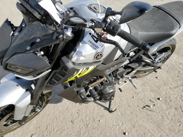 JYARN53E7HA002553 - 2017 YAMAHA FZ09 SILVER photo 9