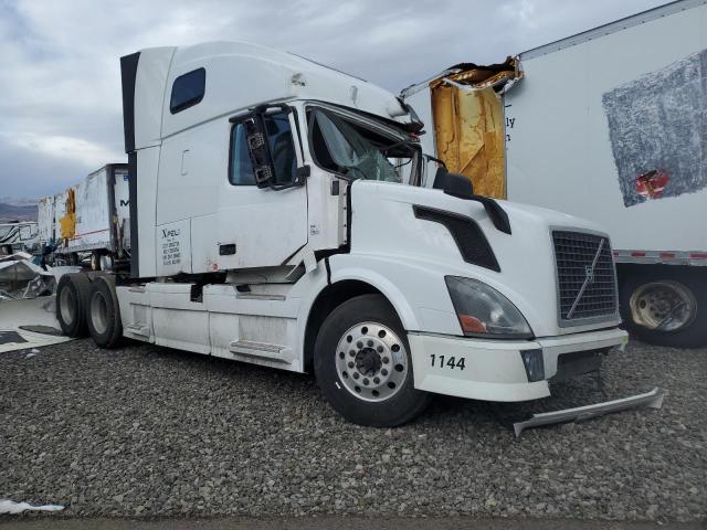 4V4NC9EH9DN138665 - 2013 VOLVO VN VNL WHITE photo 1